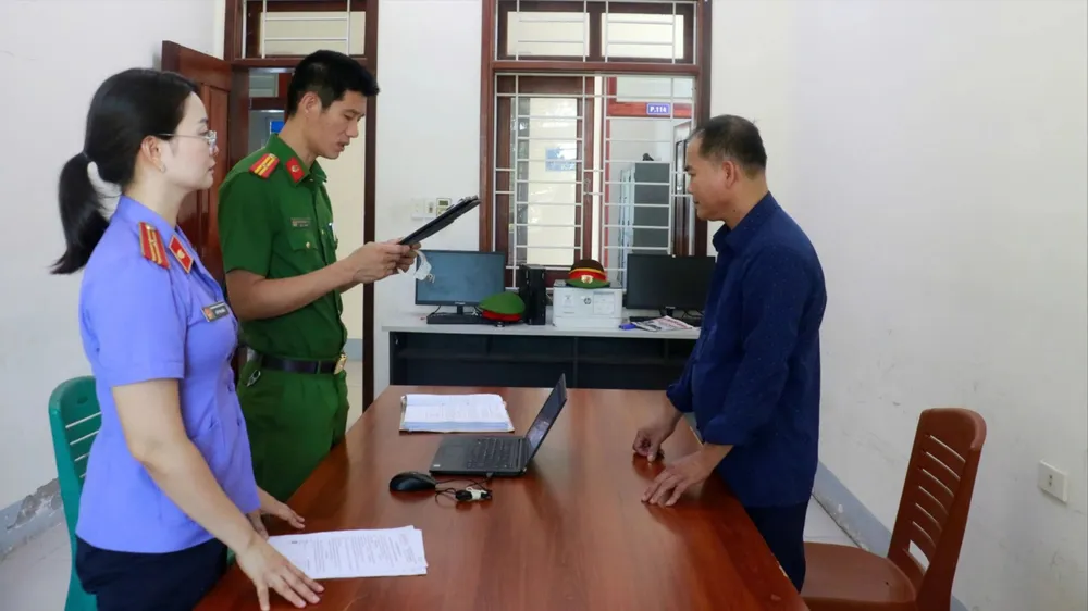 職能部門宣讀對裴文長——製售假藥團伙頭目的案件起訴決定和被告起訴決定