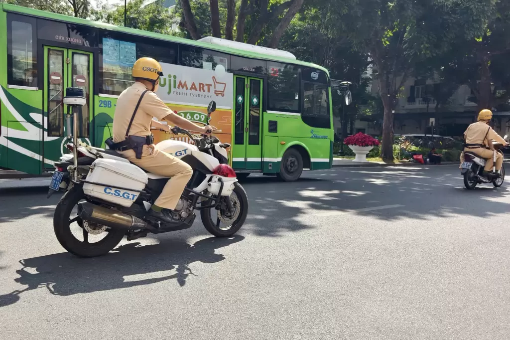 河内古街整治违规停车 警方要求停车场与商户签承诺书 · 报道配图