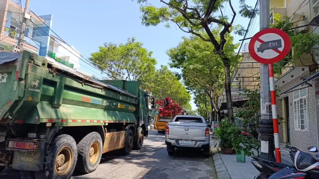 岘港核查一批约30吨运土自卸车驶入市中心禁行路段