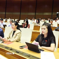 出席第十六届国会第二次会议的代表。