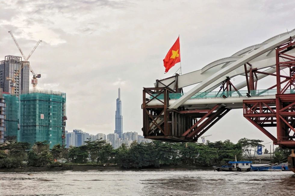 碰撞情景与3400吨椰叶形桥跨拖航至胡志明市中心的幕后