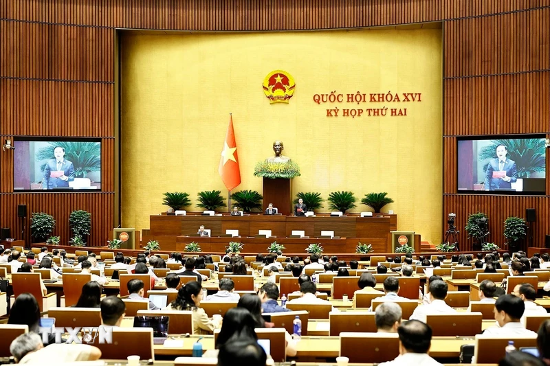 越南国会10月18日进入第二天议程,审议国际协议法修订等多项法案 · 报道配图
