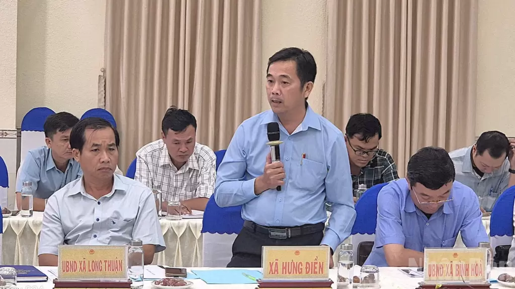 兴田边境乡领导参加会议