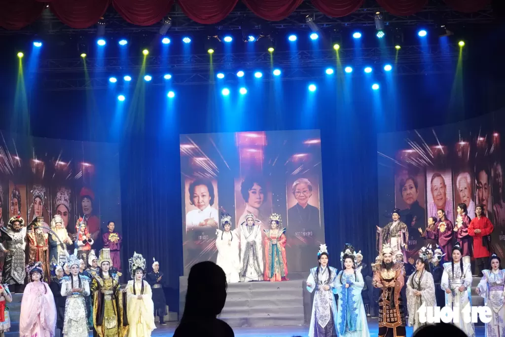 live show结尾播放的老师们影像