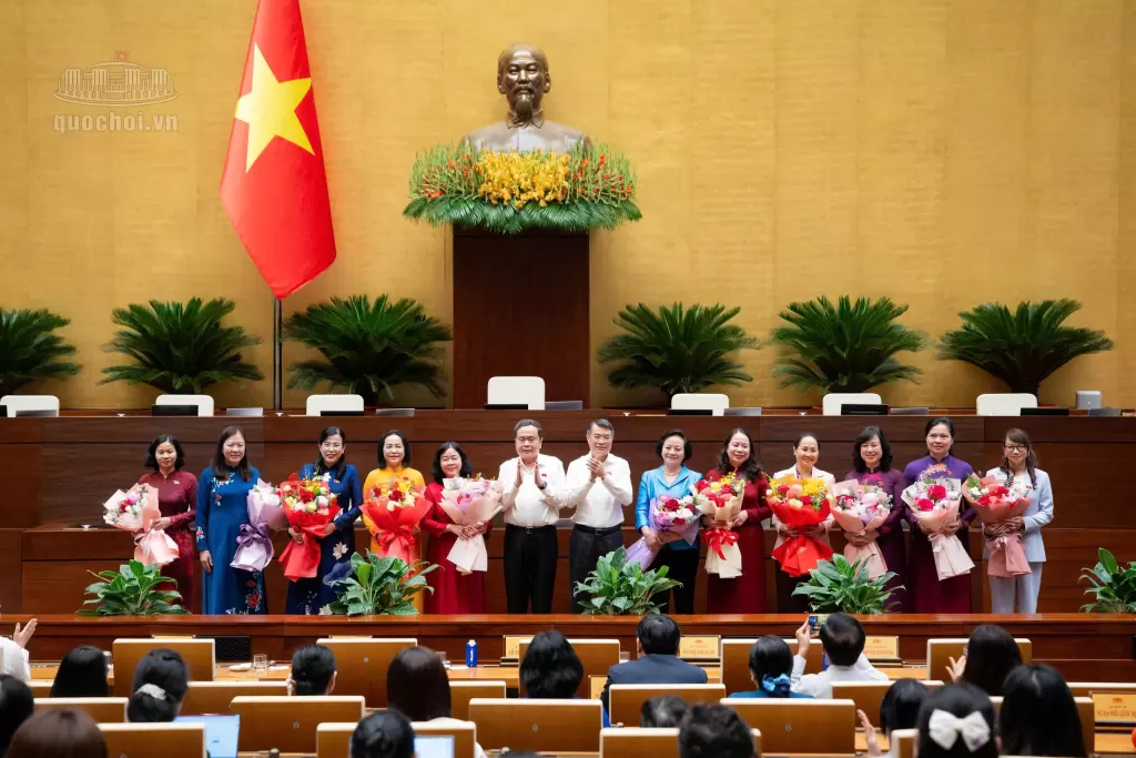 越南国会主席与总理会见女国会代表，肯定其立法监督作用 · 报道配图