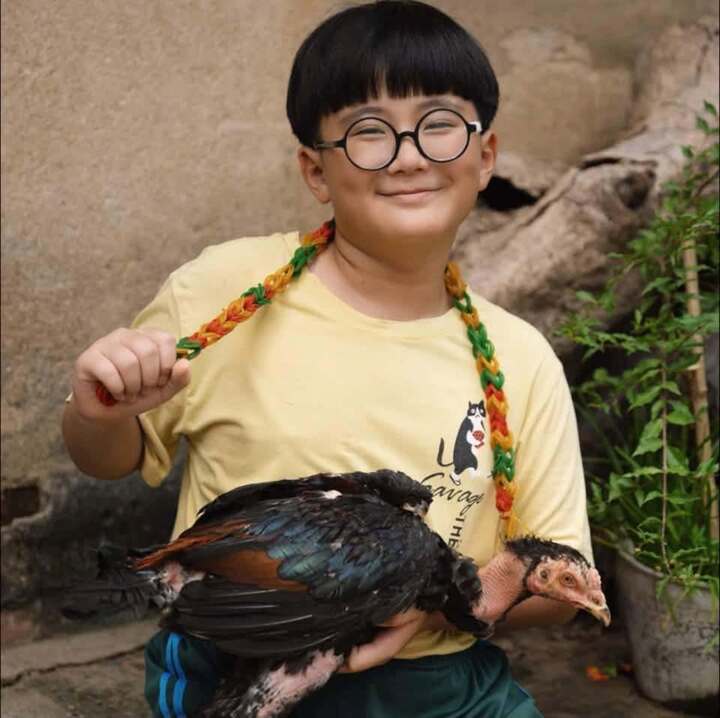 明小增重5公斤、加深膚色，以貼合《無頂之家》中康一角的造型。