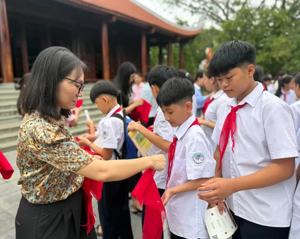 老街省七年级学生走进四处边境历史遗迹开展实地学习 · 报道配图