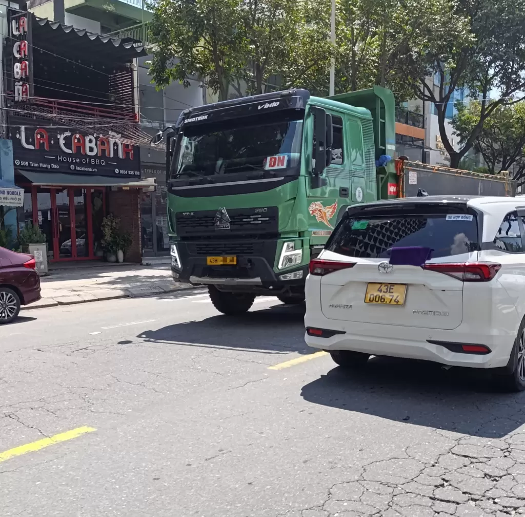 岘港多辆30吨运土自卸车驶入禁行路段,交警称正核查处理 · 报道配图