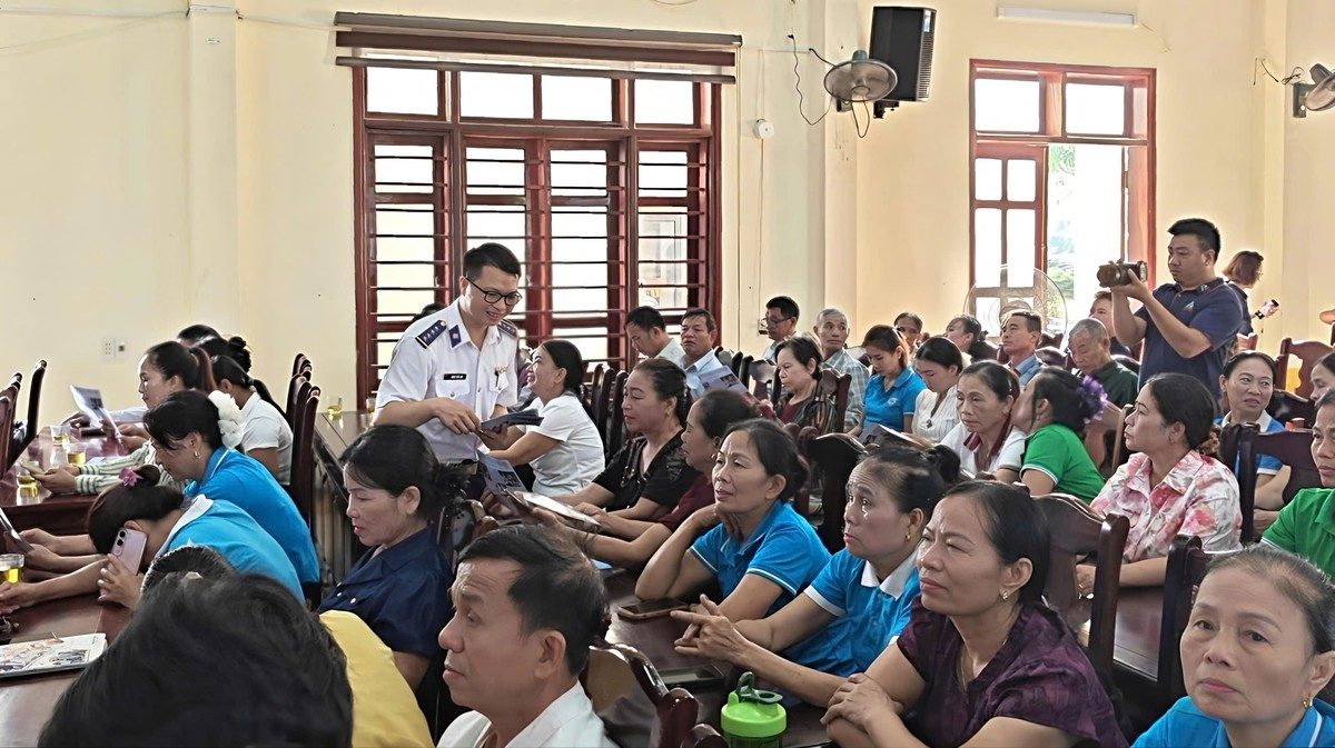越南海警第二缉毒特遣队赴乂安东禄乡普法并赠送30份慰问品 · 报道配图