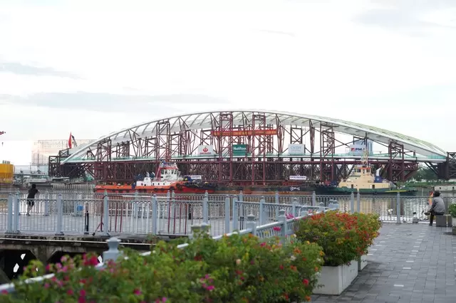 重達3400噸的鋼拱經拖航成功跨海，抵達越南最富裕城市的市中心