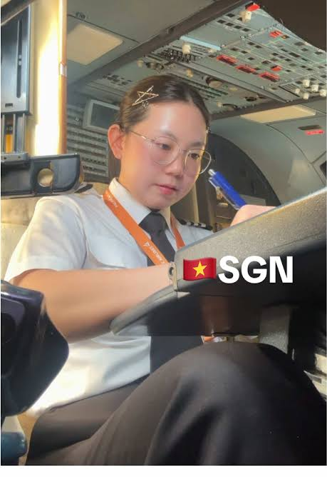 越南女副驾驶谈转行:家里凑近50亿盾学飞行,收入未如外界所想 · 报道配图