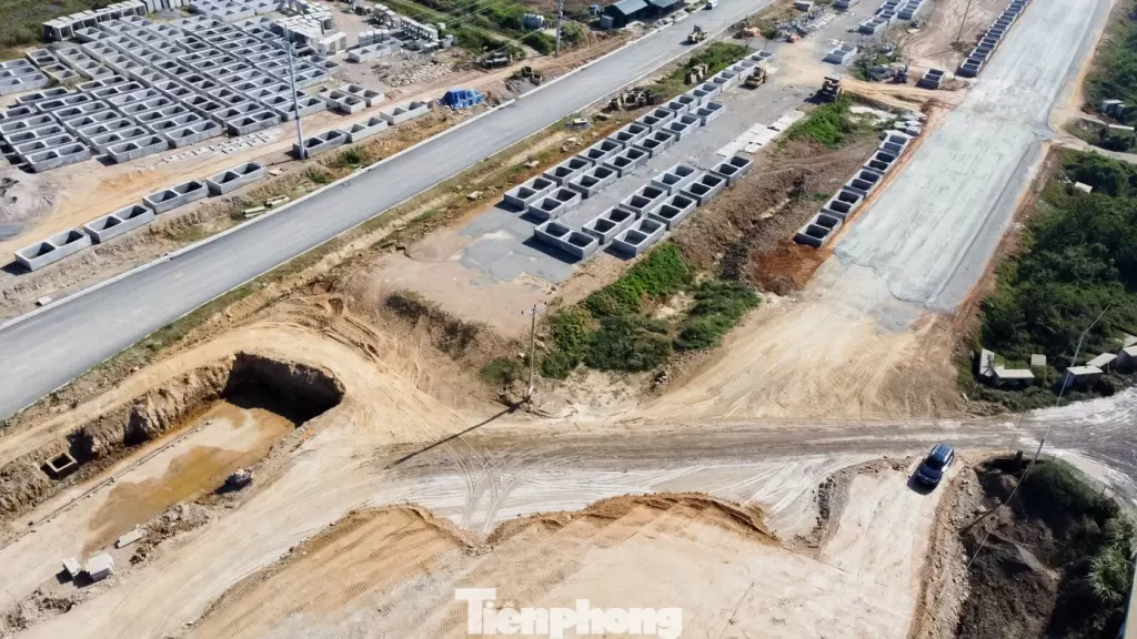 河內副市長要求升龍大道至和平道路項目進度與質量並重 · 報道配圖