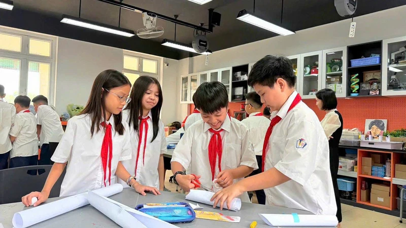 越南中小学12月起启用数字学籍,初中高中可上机考试 · 报道配图