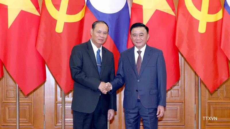 老挝人民革命党中央书记处常务书记维莱访越,双方商定推动贸易额达50亿美元 · 报道配图