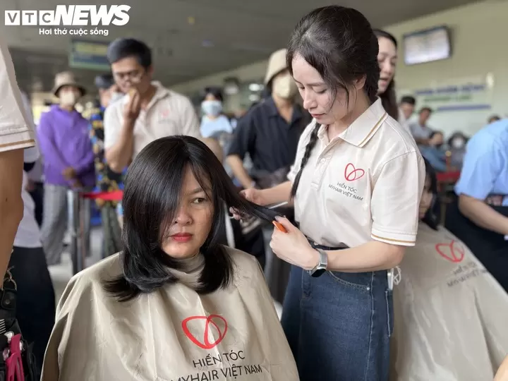 胡志明市肿瘤医院向女患者捐赠假发并发放慰问金 · 报道配图
