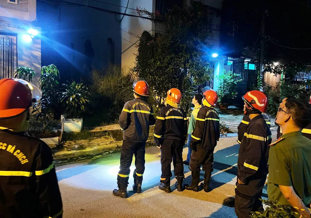 消防警察干部受伤仍坚持救人