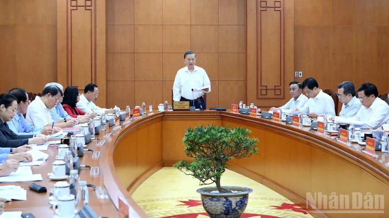 蘇林就思想工作作結論,要求直面就業收入等民生關切 · 報道配圖