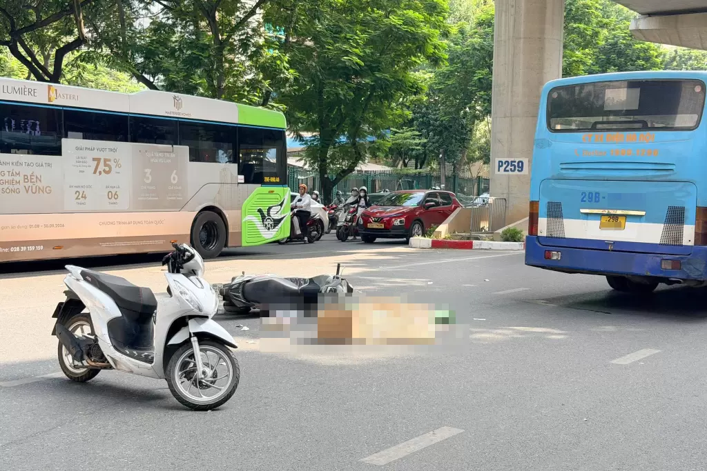 河内春水街两摩托车相撞 女子倒地遭公交车碾压身亡 · 报道配图