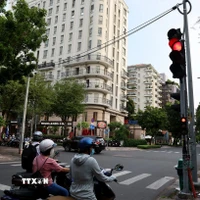 胡志明市第三郡阮廷炤-巴郡清关路口不显示倒计时的交通信号灯。