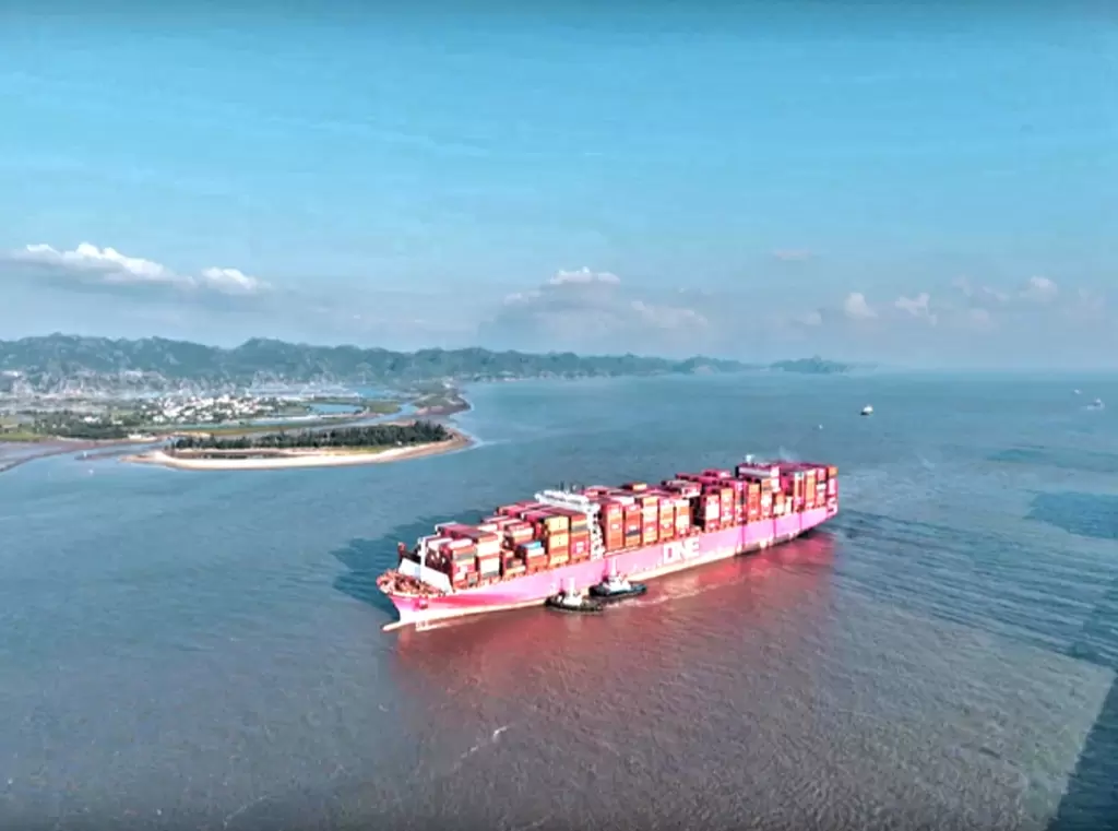 360米超大型集裝箱船靠泊海防新港國際集裝箱碼頭