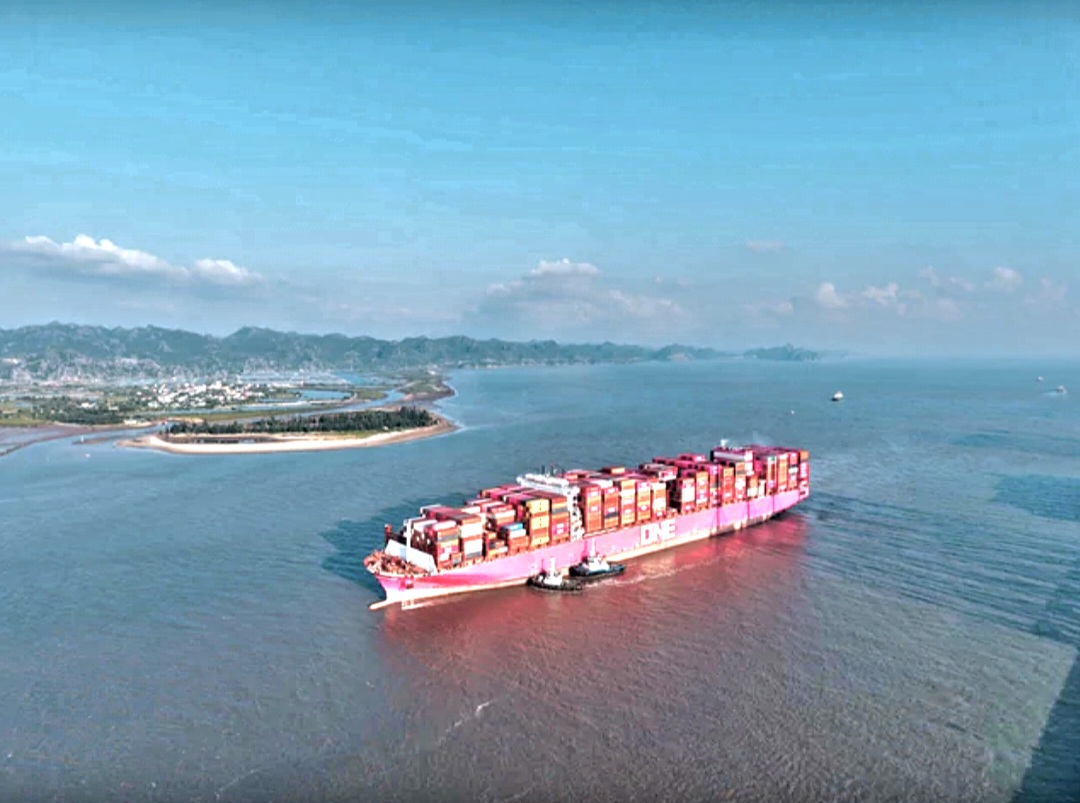 360米超大型集裝箱船靠泊海防新港國際集裝箱碼頭