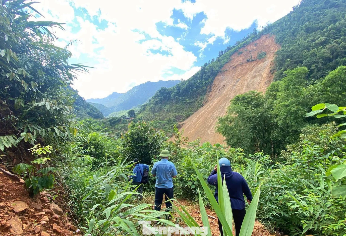会派村山体裂缝滑坡区域检查现场