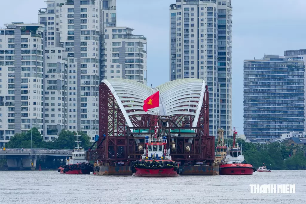 千亿“水椰叶”已抵达白藤码头,等待胡志明市市民