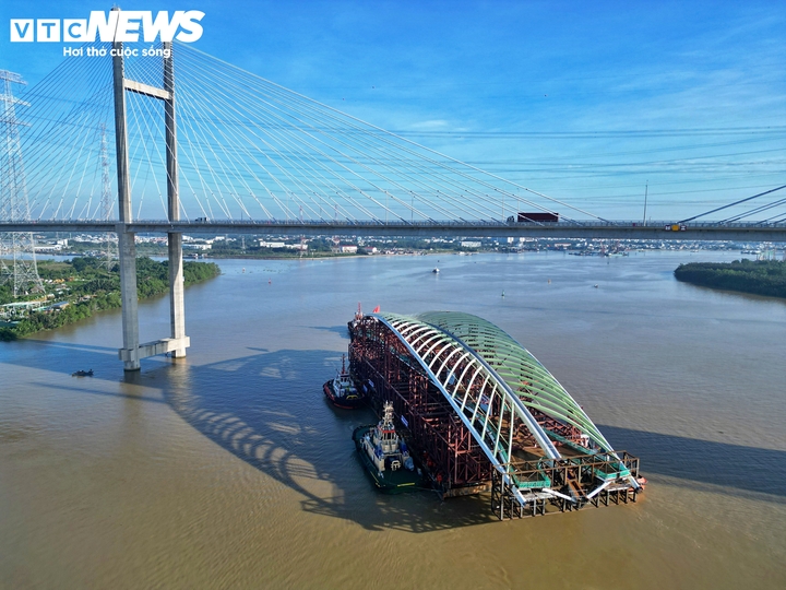 水椰叶形桥跨3400吨通过越南最高净空桥