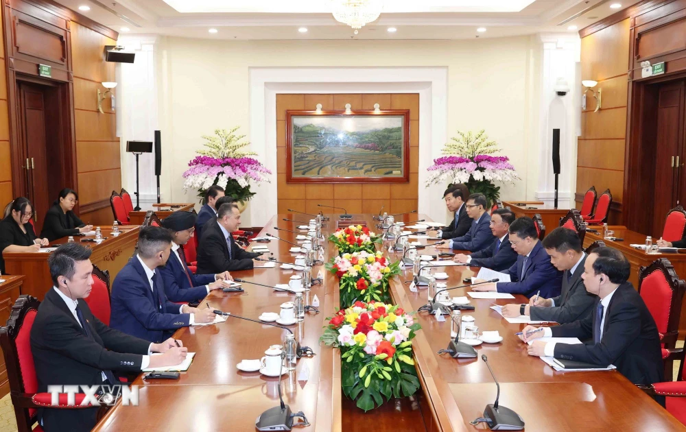 陈锦绣会见新加坡公共服务署代表团