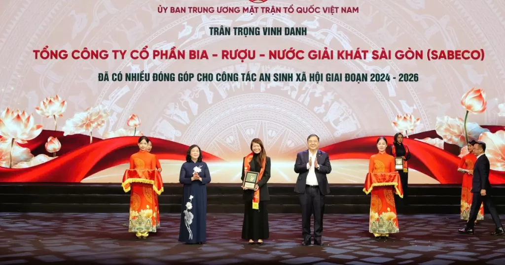 SABECO在河内获表彰并向越南扶贫基金捐款2亿越盾