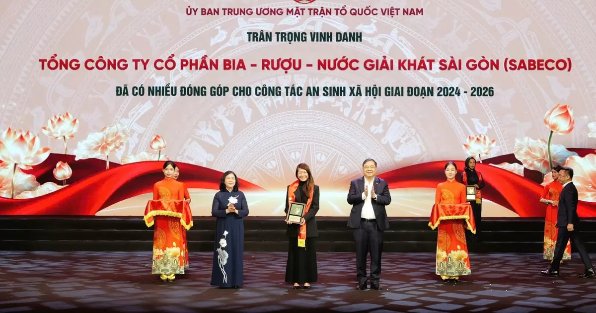 SABECO在河内获表彰并向越南扶贫基金捐款2亿越盾