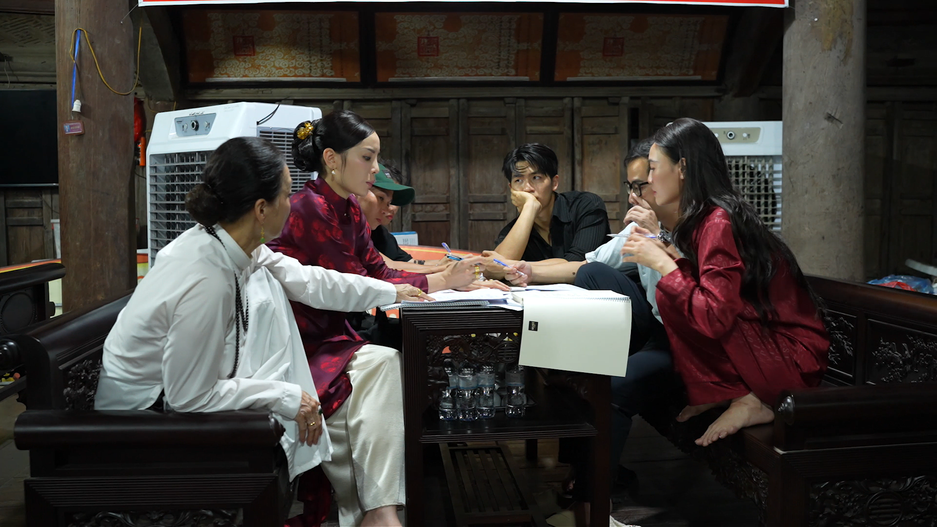 越南電影《姐姐妹妹3》發佈第四集幕後花絮,聚焦人物關係 · 報道配圖