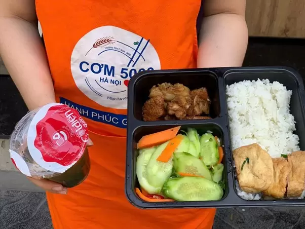 飯菜被送到醫院門口的發放點