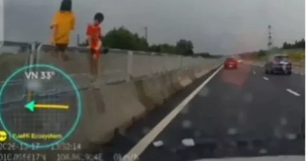 同奈高速隔離帶兩兒童攀坐畫面流傳 當局核實 · 報道配圖