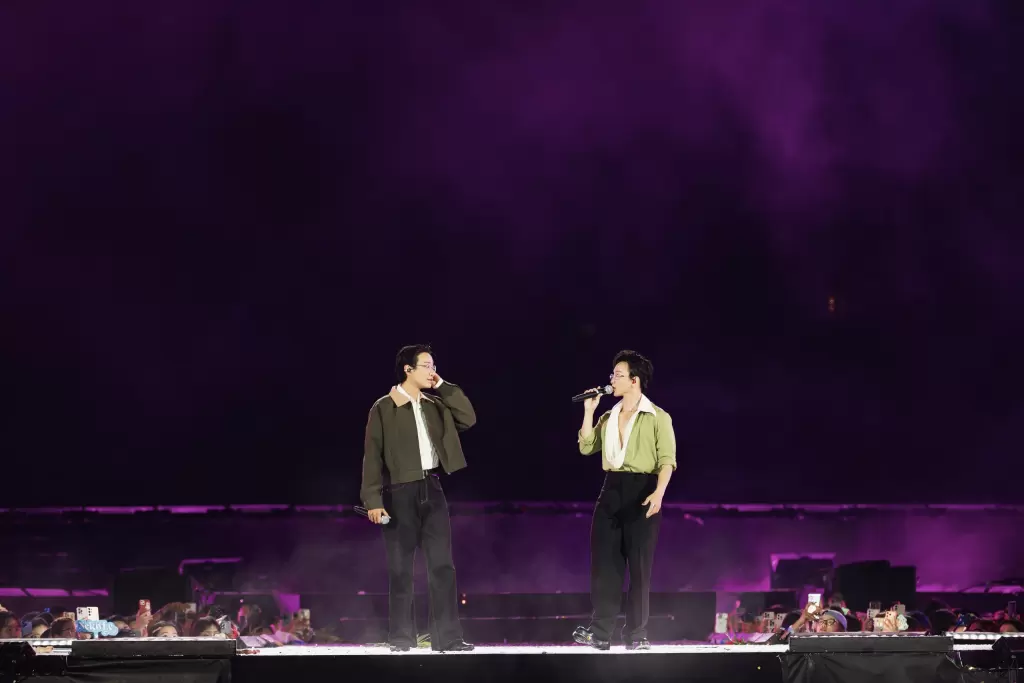 越南“哥哥们”演唱会第二晚：亲情主题与音响故障并存 · 报道配图