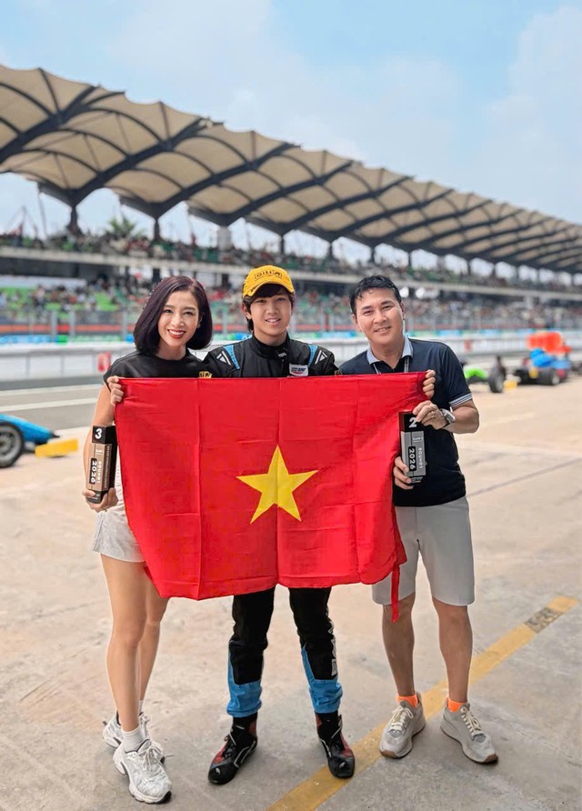 越南选美小姐的17岁儿子获国际赛车亚军：外形英俊，学历背景亮眼-图5