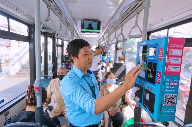 河内公交31路全线换电动巴士,绿色车辆占比已超四成 · 报道配图
