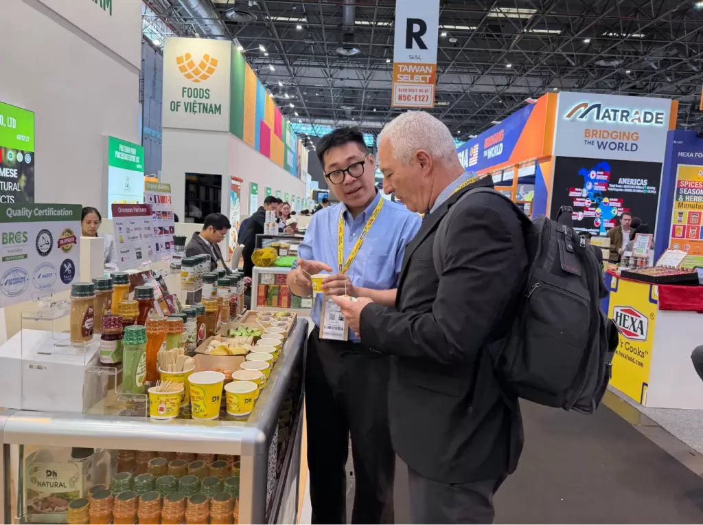 Dh Foods品牌在2026年巴黎Sial展会上展示的蘸酱、蘸盐和腌制调料柜台。