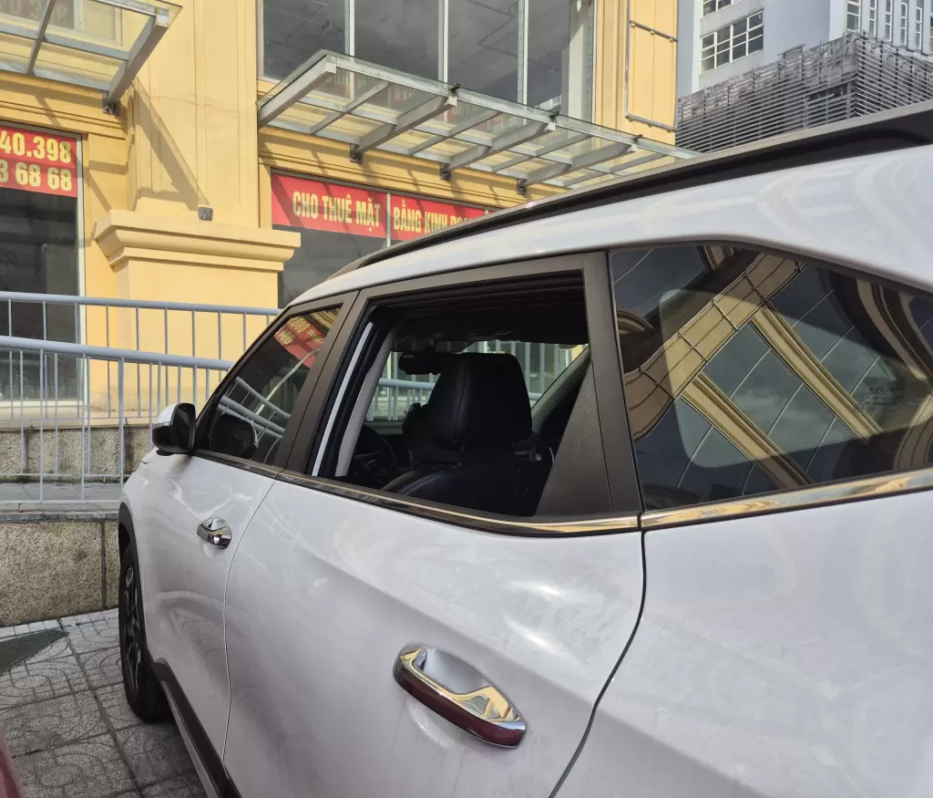 三名涉案人员砸碎多辆汽车玻璃盗窃财物的手法