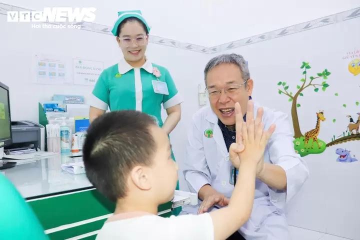 患儿在胡志明市第二儿童医院接种疫苗。