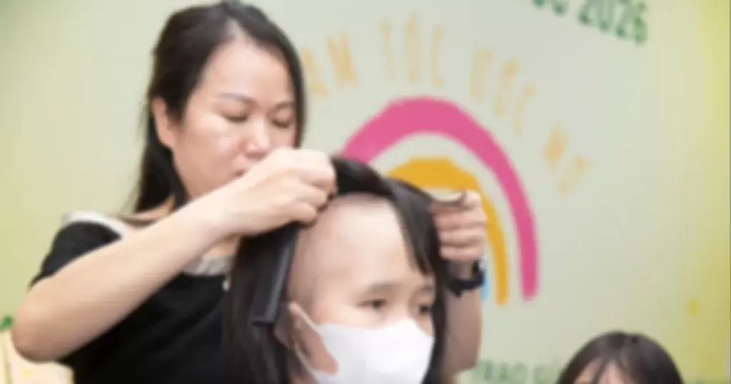 胡志明市向癌症患者捐赠200套假发