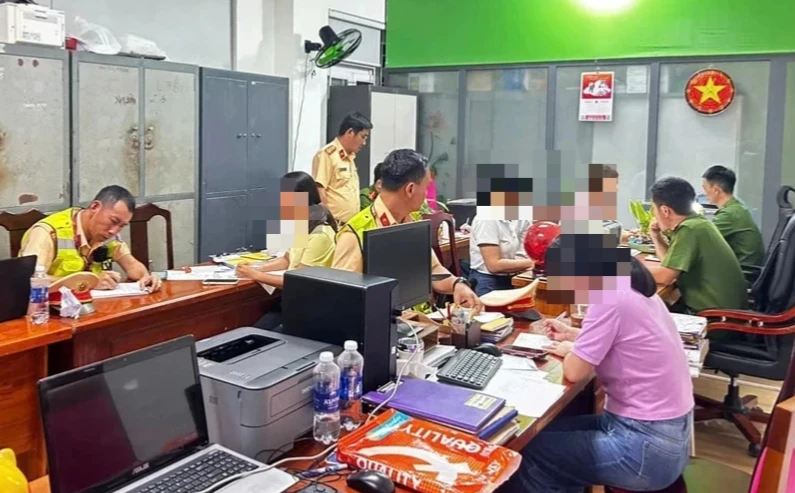 六名女子在海云岭路中坐地拍照被处罚