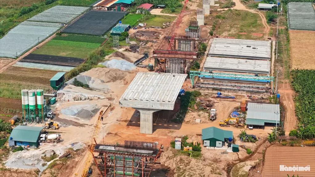 河内红河七桥完成全部桩基,开始架设桥面横梁 · 报道配图