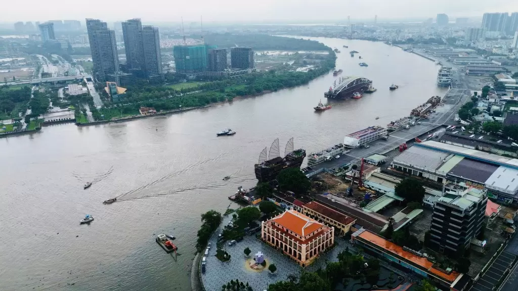 西贡河步行桥抵达白藤码头，准备合龙