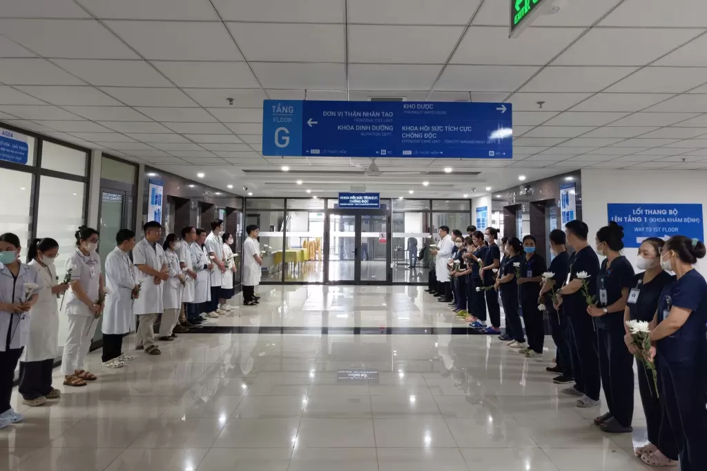 胡志明市市民白菊送别烈士 免费赠花致意 · 报道配图