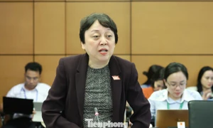 越南國會代表討論加薪與生活成本上漲的落差 · 報道配圖