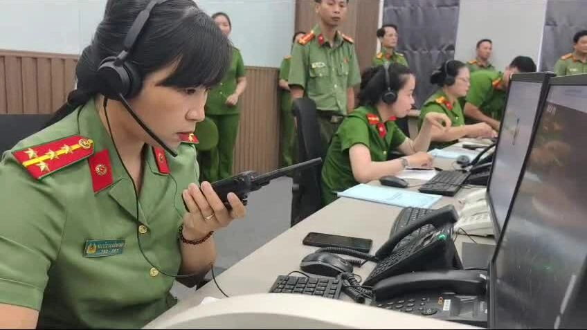 胡志明市公安設緊急信息接處組統一受理113與114來電 · 報道配圖