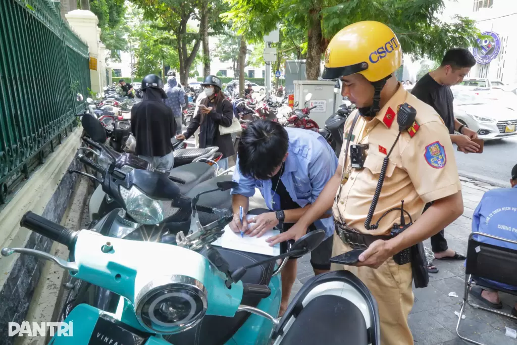 河內古街停車費上漲後違停增多,交警開罰單並約談停車場 · 報道配圖