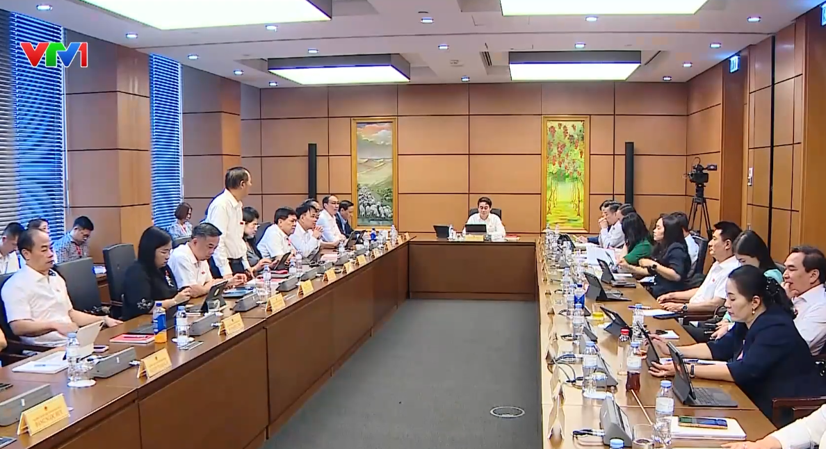 越南国会代表吁为青年创造生计就业并稳定招生考试安排 · 报道配图