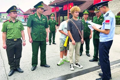 公安與邊防部隊在友誼國際口岸檢查出入境人員。